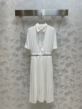 Белое платье с нежной ветровой тесьмой, очень простая черно-белая цветовая гамма, короткие рукава, заправленные в талию, плиссированный дизайн подола