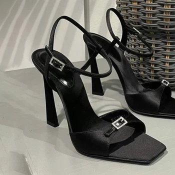 2023 г. Новые женские летние пикантные туфли на высоком каблуке с квадратным носком и открытым носком, черные атласные босоножки на тонком каблуке с плоскими пуговицами